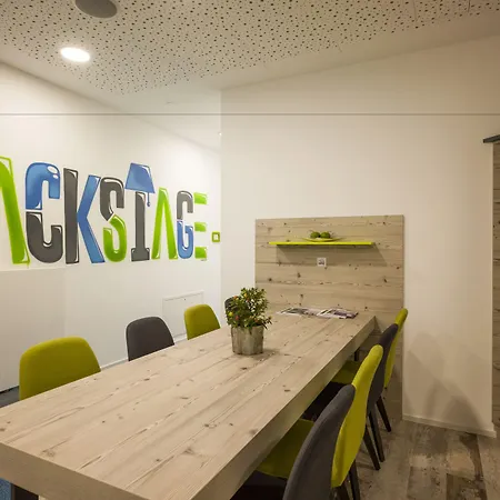 Backstage Konukevi 4*