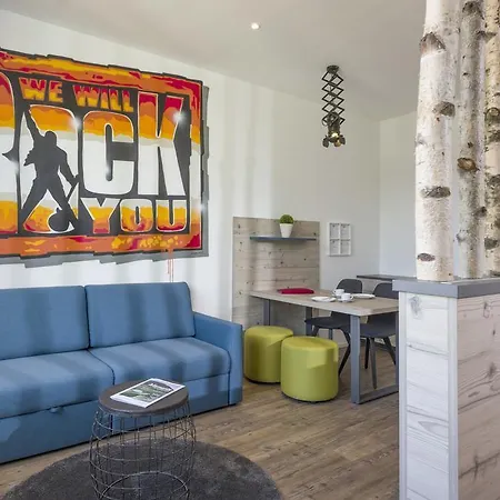 Konukevi Backstage 4*