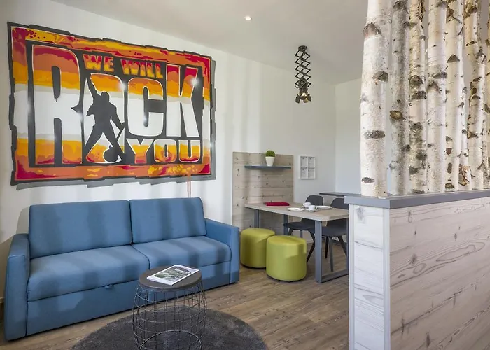 Pensión Backstage 4*